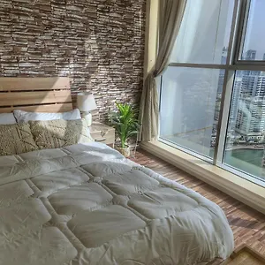 Green Sky Holiday With Shared Kitchen And Lounge دبي